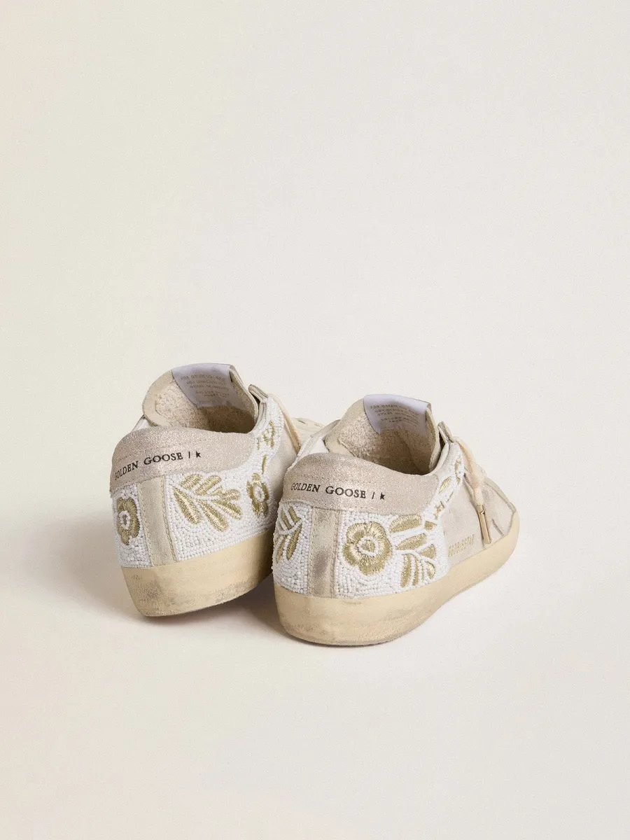 Super-Star Donna in suede beige con ricamo in perline e stella in suede laminato