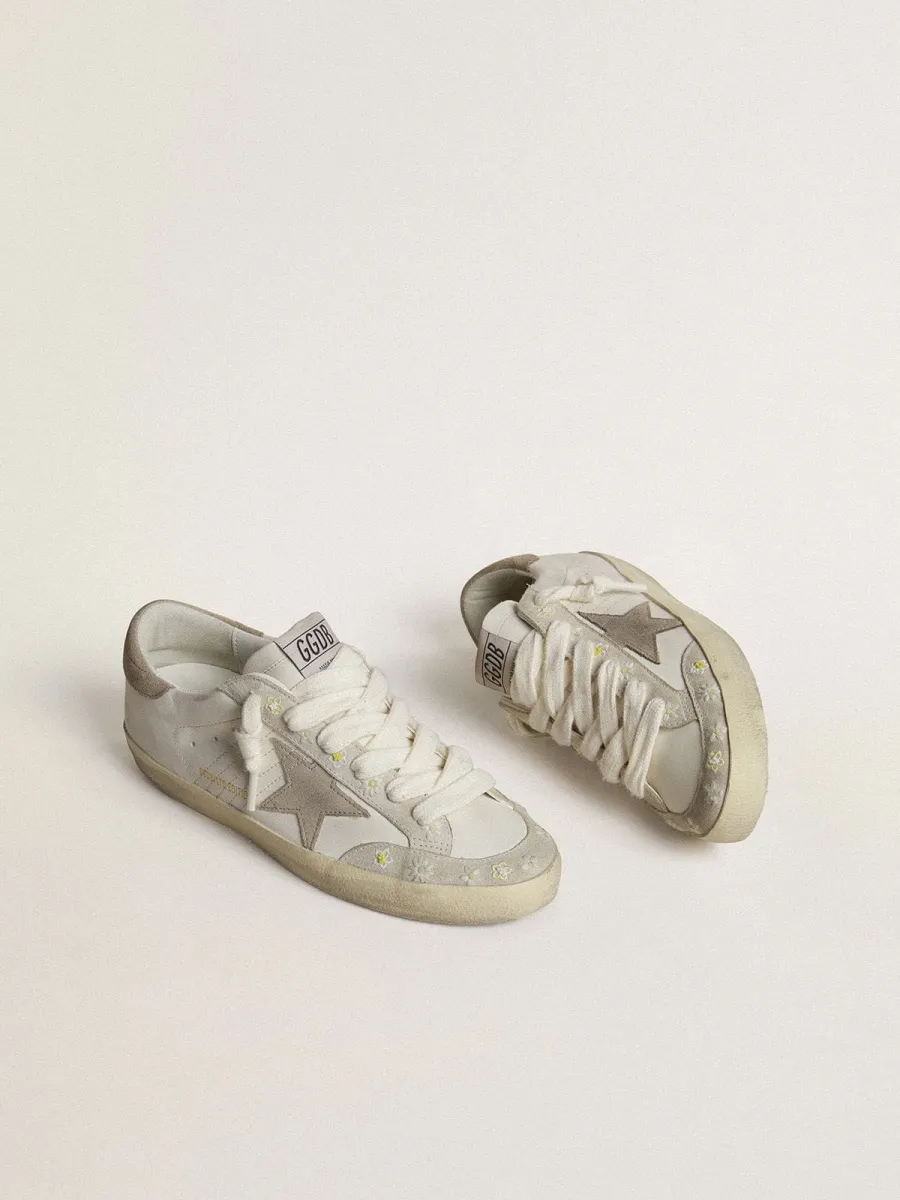 Super-Star LTD Donna con stella e talloncino in suede beige e ricami floreali