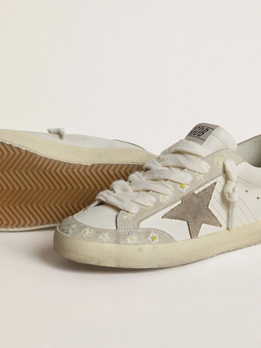 Super-Star LTD Donna con stella e talloncino in suede beige e ricami floreali