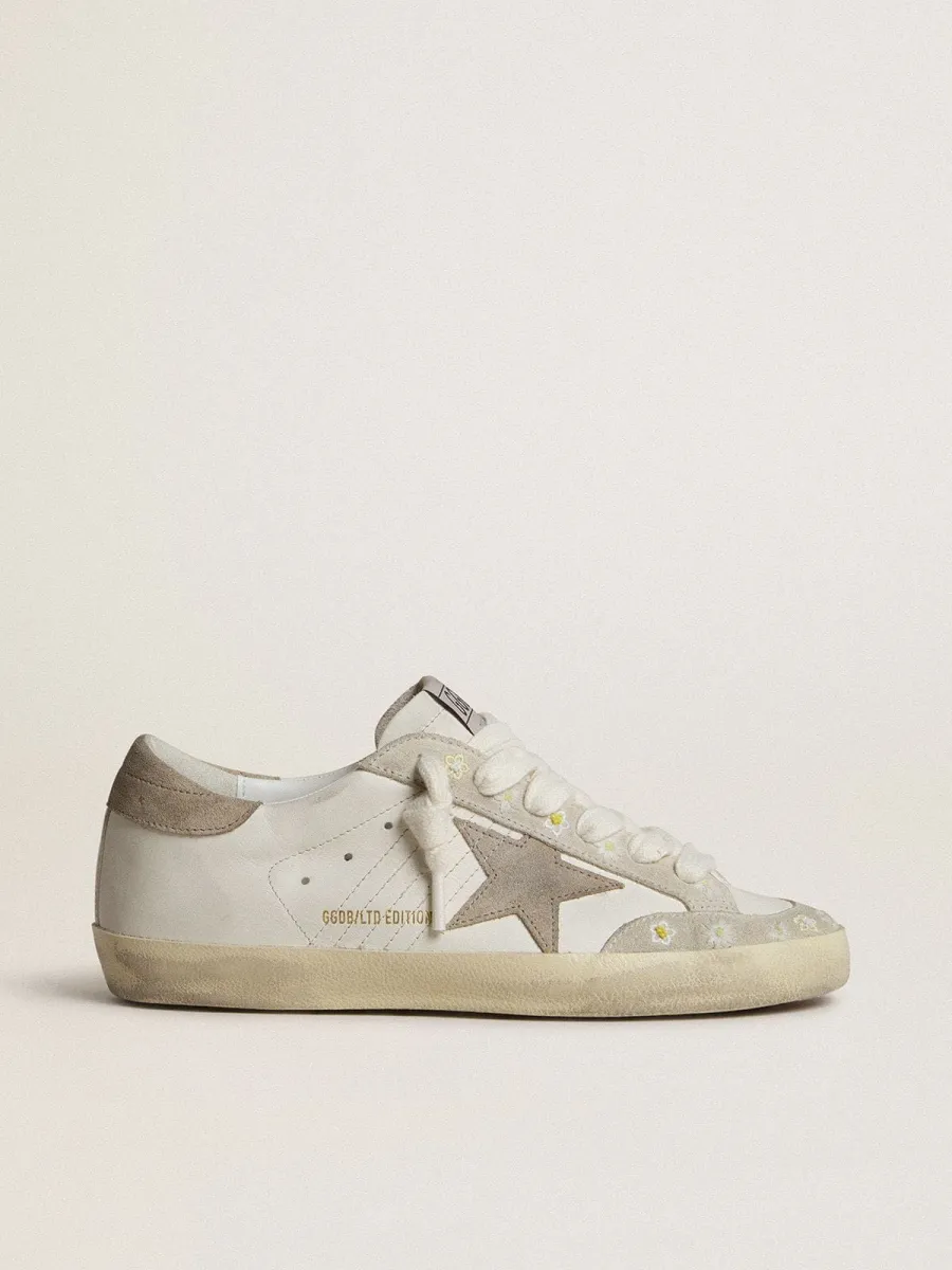Super-Star LTD Donna con stella e talloncino in suede beige e ricami floreali