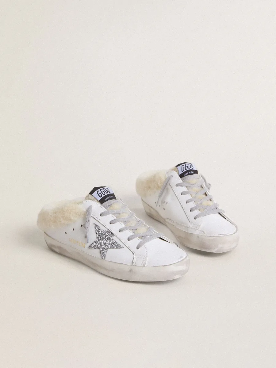 Super-Star Sabot in pelle bianca e fodera in shearling con stella argento