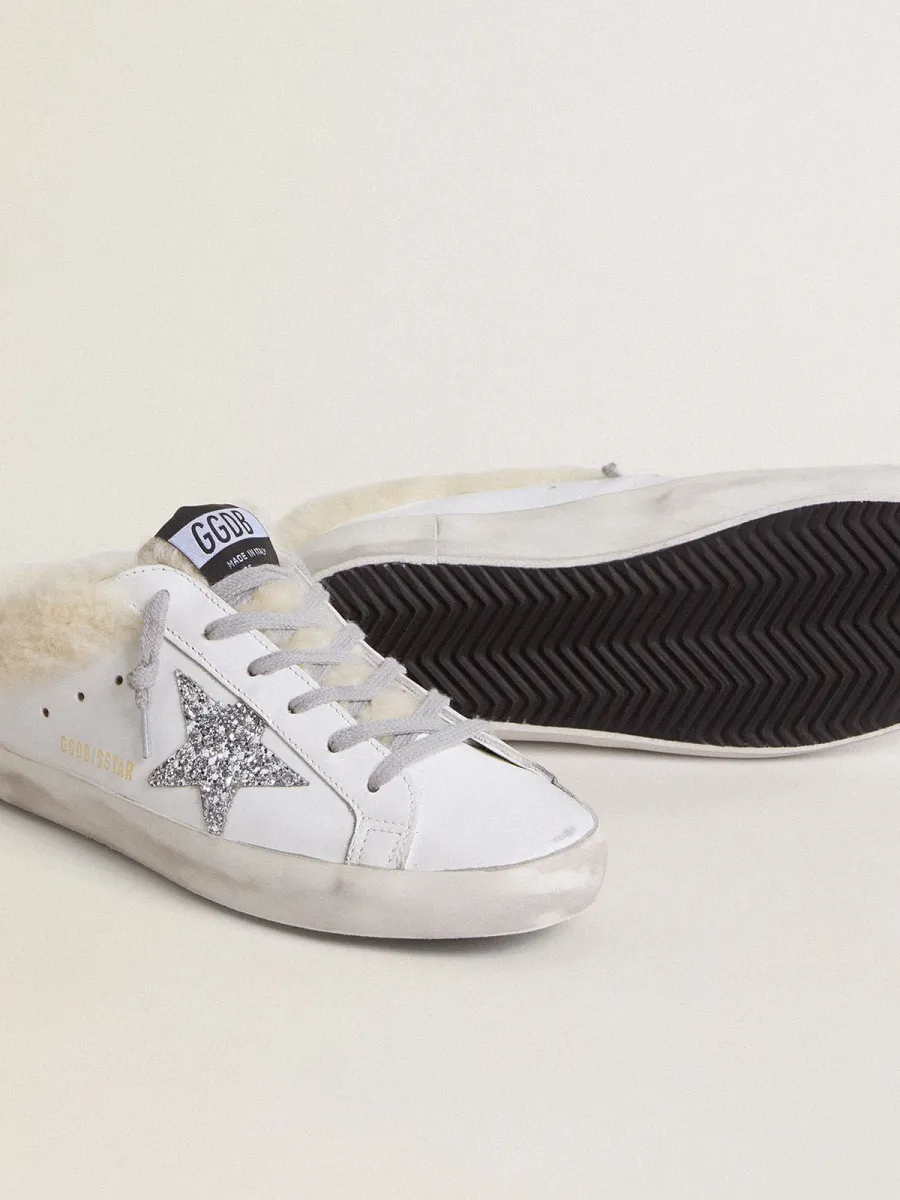 Super-Star Sabot in pelle bianca e fodera in shearling con stella argento