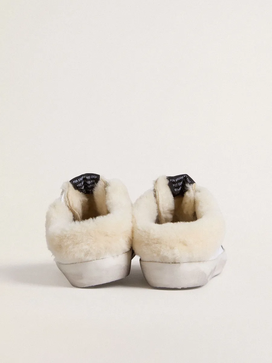 Super-Star Sabot in pelle bianca e fodera in shearling con stella argento