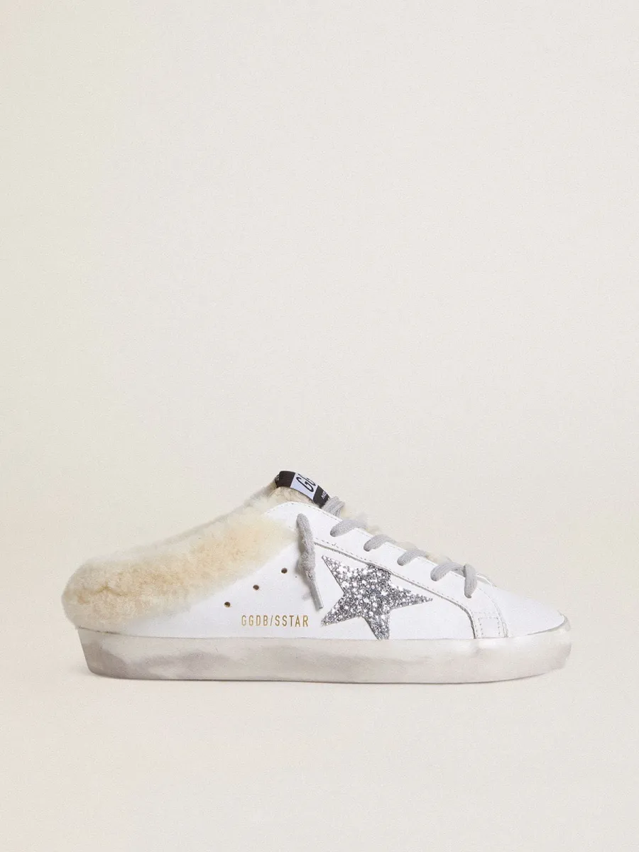 Super-Star Sabot in pelle bianca e fodera in shearling con stella argento