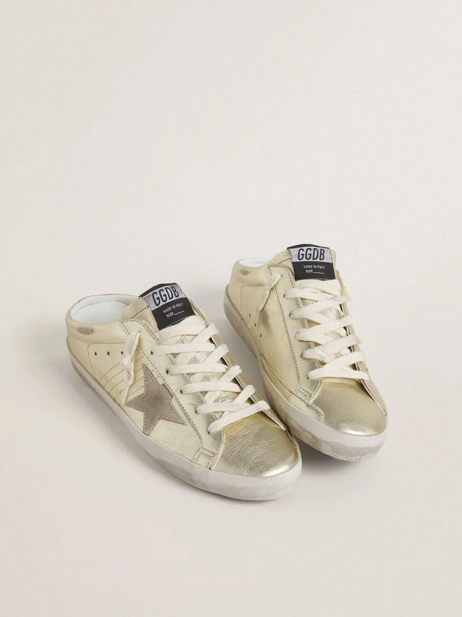 Super-Star Sabot in pelle laminata color platino con stella in suede beige