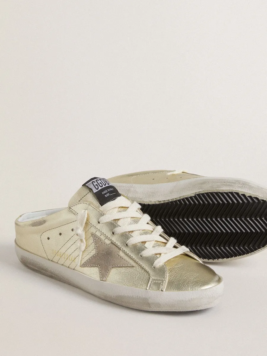Super-Star Sabot in pelle laminata color platino con stella in suede beige