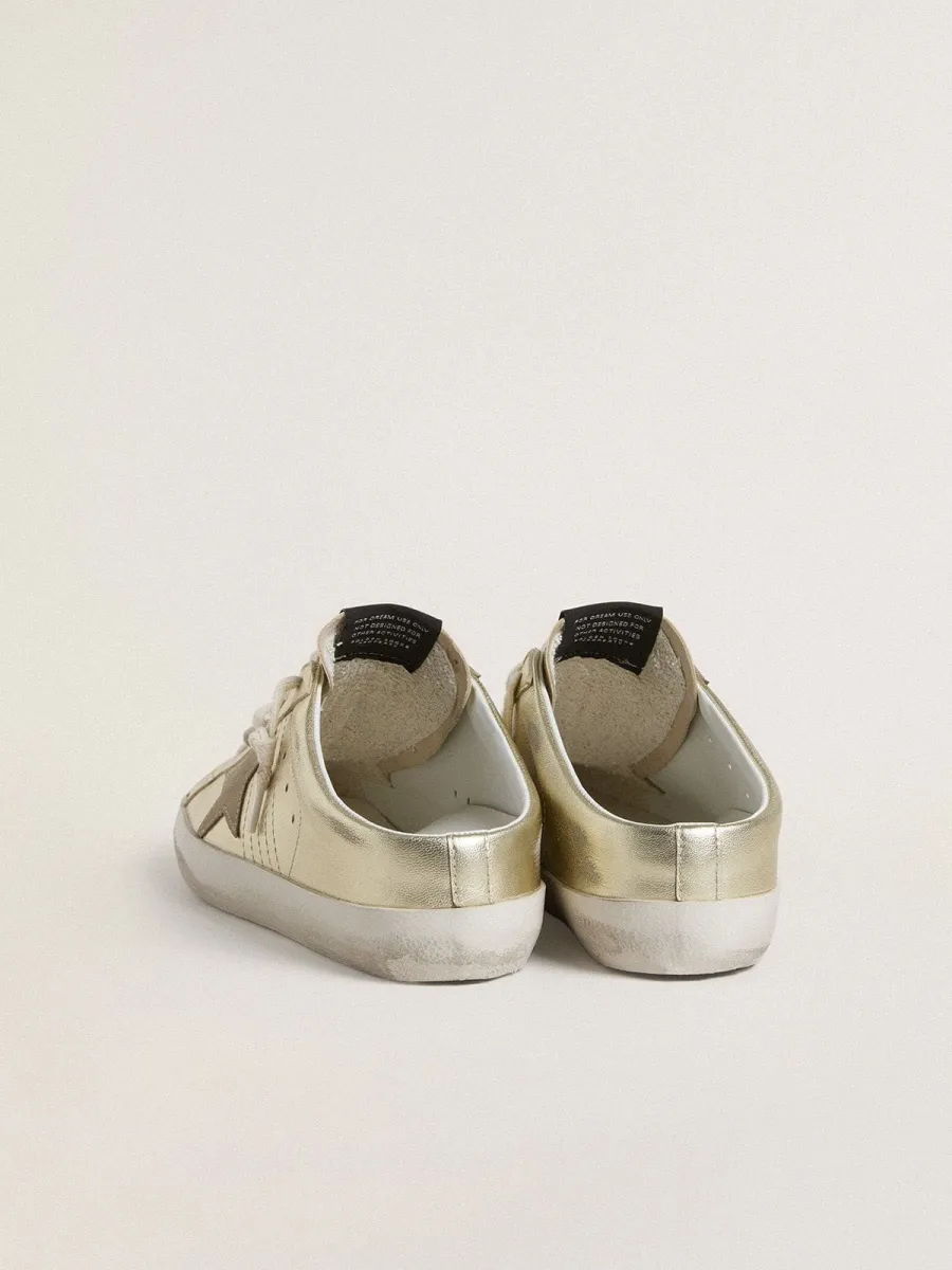 Super-Star Sabot in pelle laminata color platino con stella in suede beige