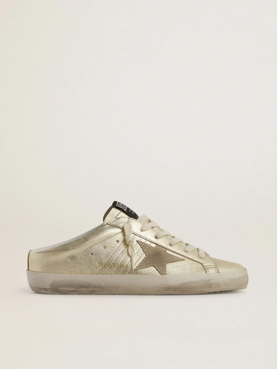 Super-Star Sabot in pelle laminata color platino con stella in suede beige