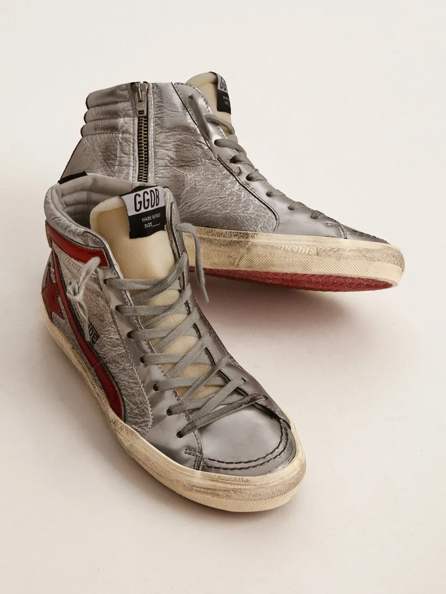 Slide Donna con tomaia argento in pelle laminata e virgola in pelle laminata rossa