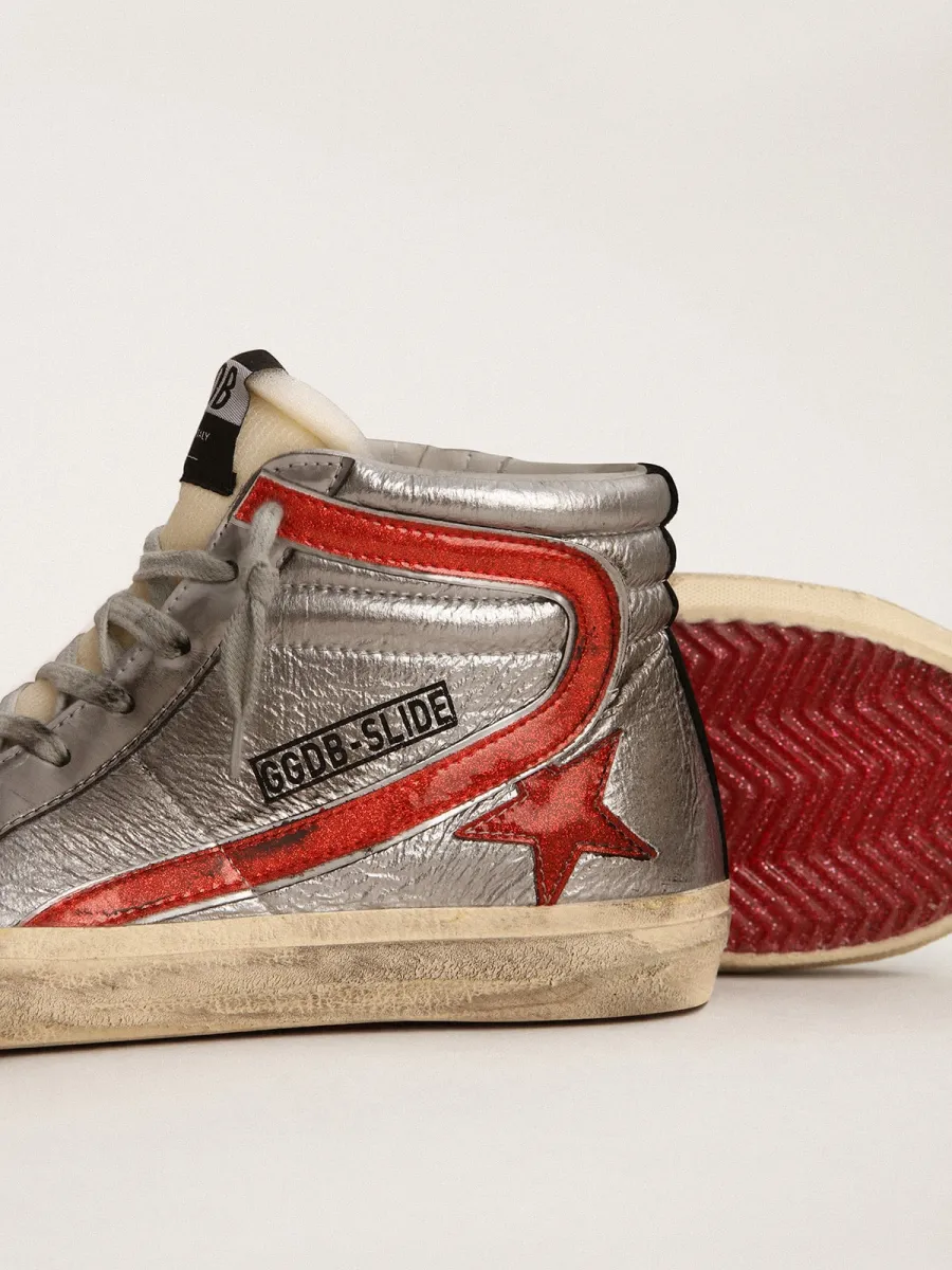 Slide Donna con tomaia argento in pelle laminata e virgola in pelle laminata rossa