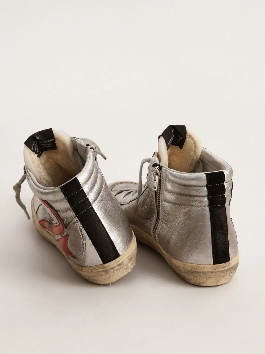 Slide Donna con tomaia argento in pelle laminata e virgola in pelle laminata rossa