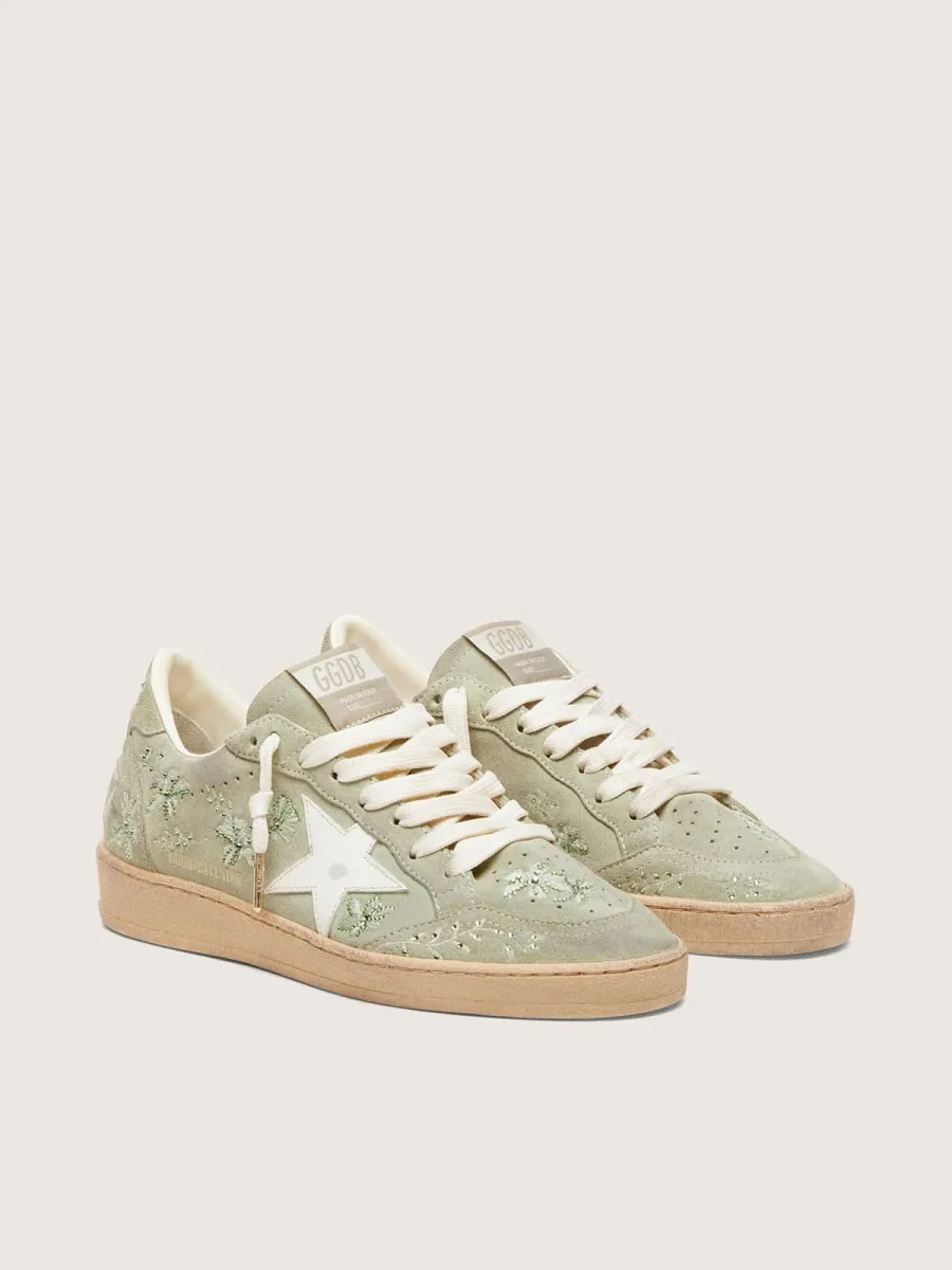 Ball Star donna in suede verde salvia con stella in pelle bianca e ricamo floreale con Swarovski ton sur ton