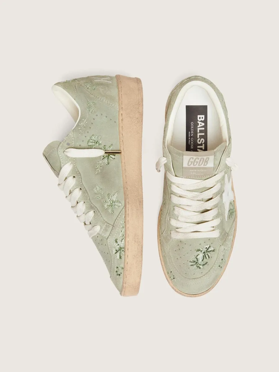Ball Star donna in suede verde salvia con stella in pelle bianca e ricamo floreale con Swarovski ton sur ton