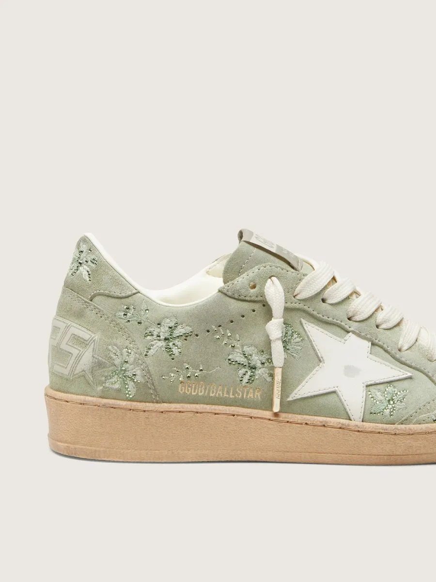 Ball Star donna in suede verde salvia con stella in pelle bianca e ricamo floreale con Swarovski ton sur ton