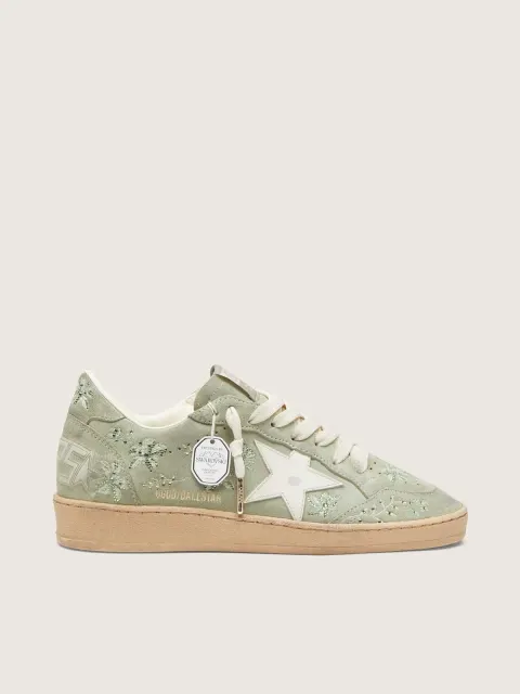 Ball Star donna in suede verde salvia con stella in pelle bianca e ricamo floreale con Swarovski ton sur ton