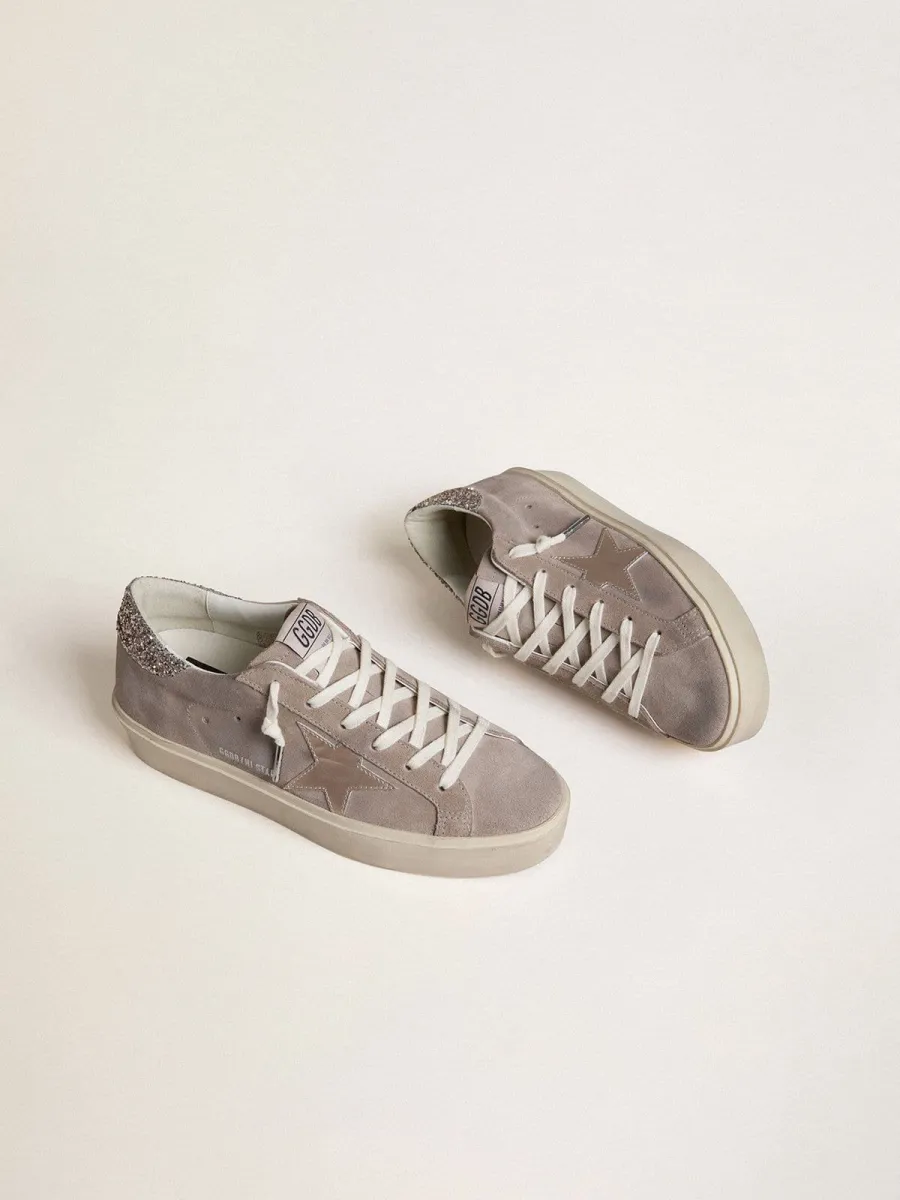 Hi Star Donna in suede beige con stella in pelle laminata e talloncino in glitter