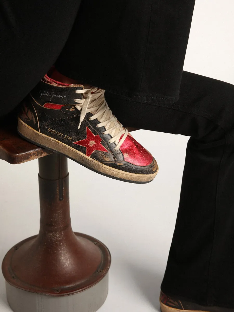 Sky-Star Donna in pelle lucida nera con stella rossa
