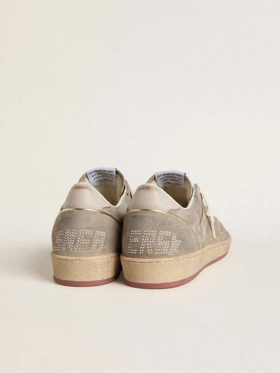 Ball Star Donna in suede beige con stella in pelle laminata oro e scritta in perle