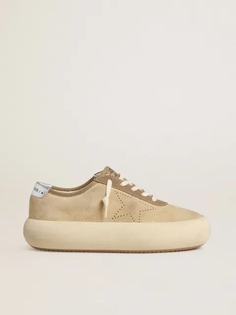 Space-Star Donna in suede beige con stella tarforata e talloncino laminato argento