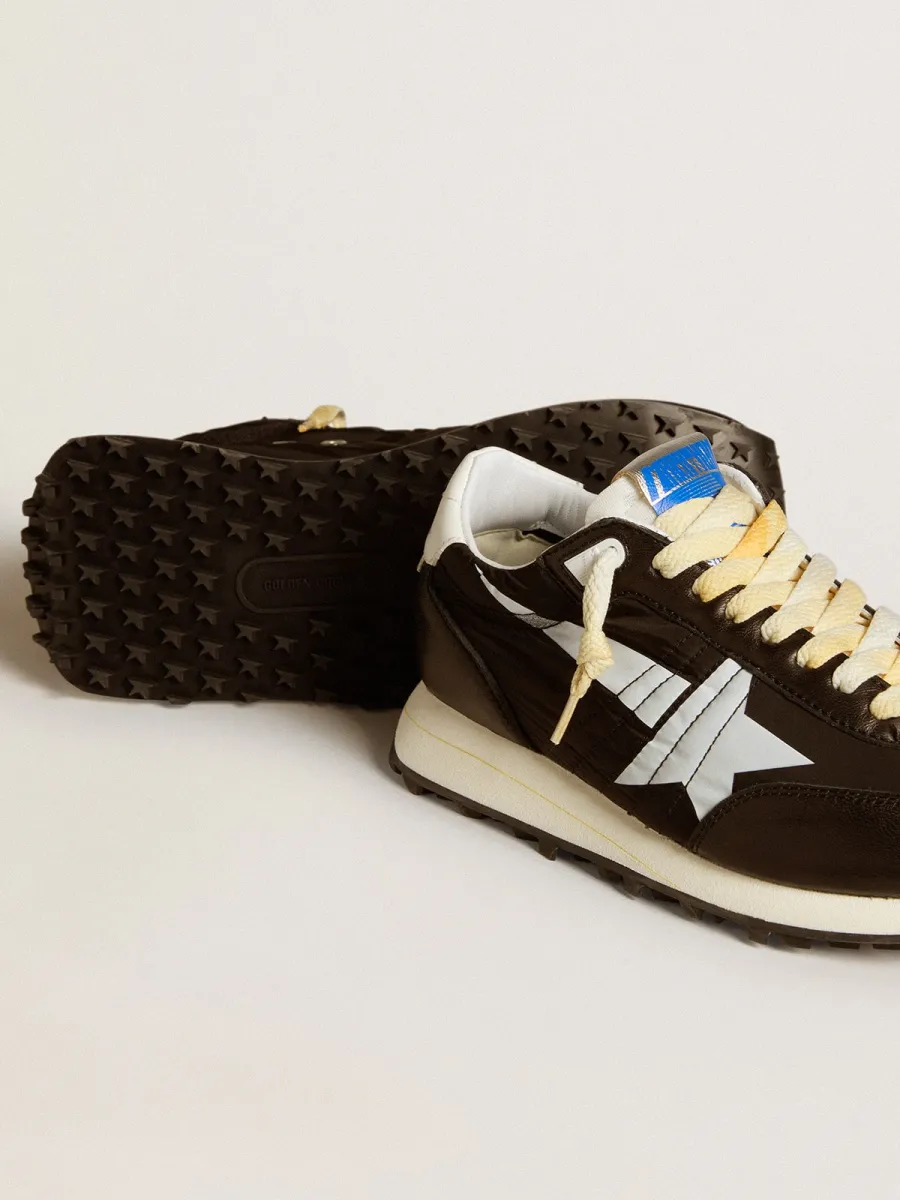 Marathon Donna con tomaia in nylon di colore nero e stella bianca