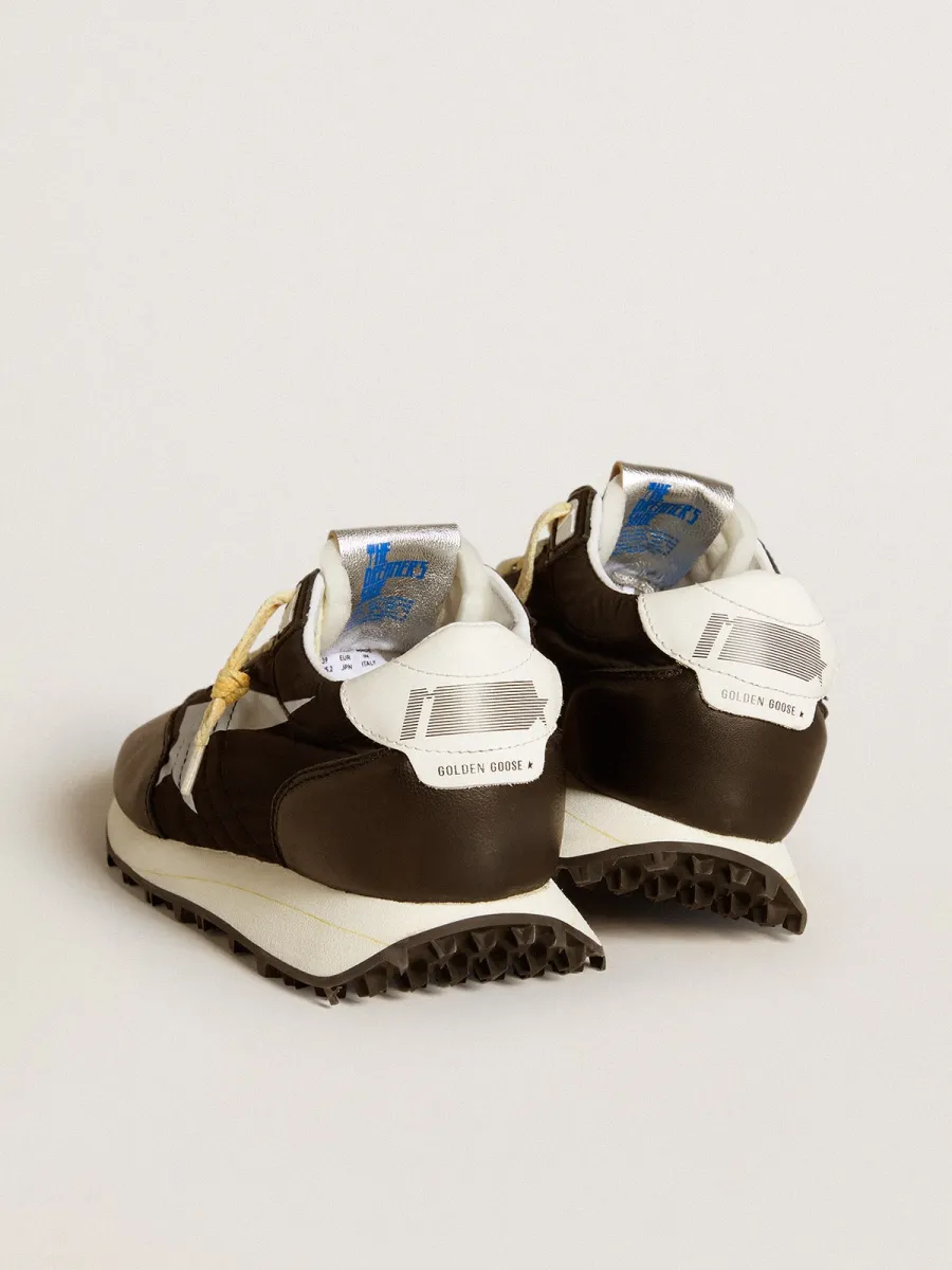 Marathon Donna con tomaia in nylon di colore nero e stella bianca