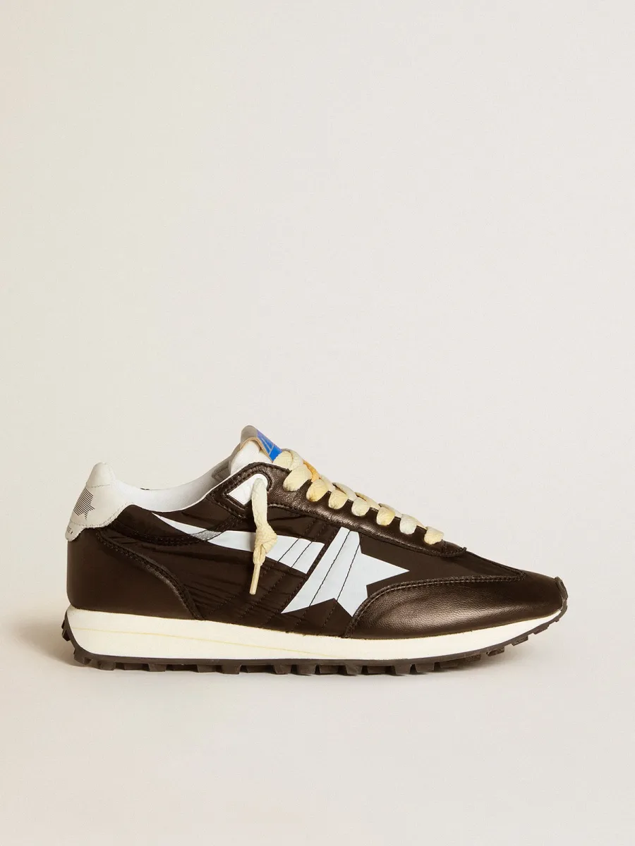 Marathon Donna con tomaia in nylon di colore nero e stella bianca