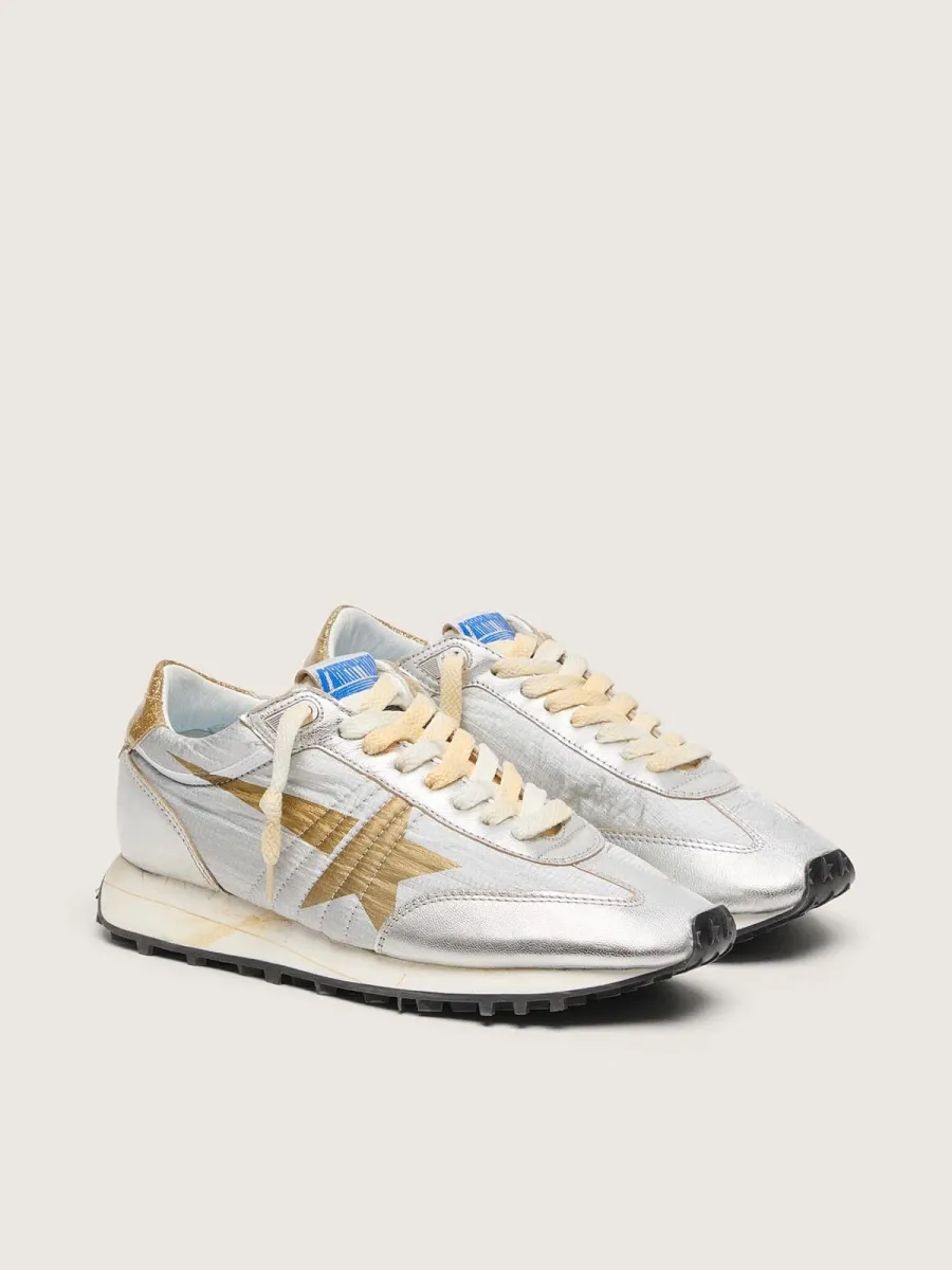 Marathon Donna con tomaia in nylon ripstop di colore argento e stella oro