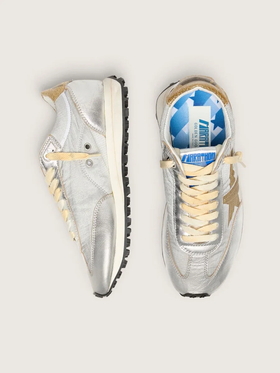 Marathon Donna con tomaia in nylon ripstop di colore argento e stella oro
