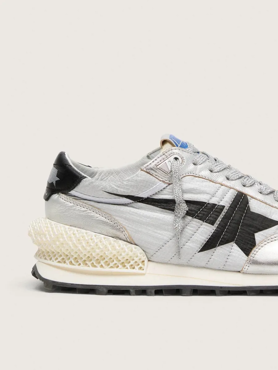 Marathon Donna con tomaia in nylon ripstop di colore argento e stella nera