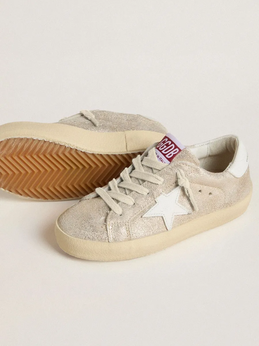 Super-Star Young in suede effetto laminato color sabbia con stella in pelle bianca