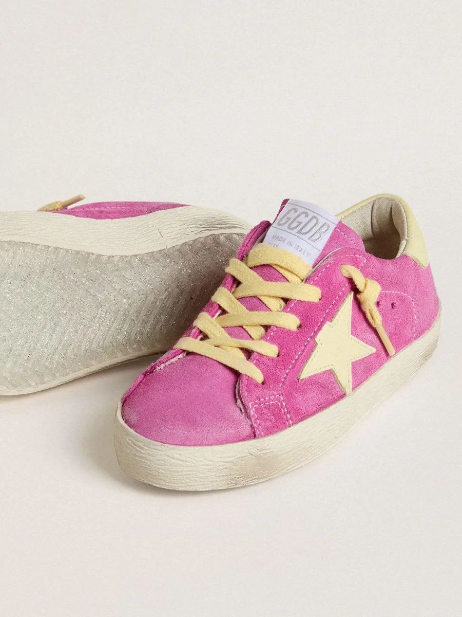 Super-Star Young in suede rosa con stella e talloncino giallo chiaro