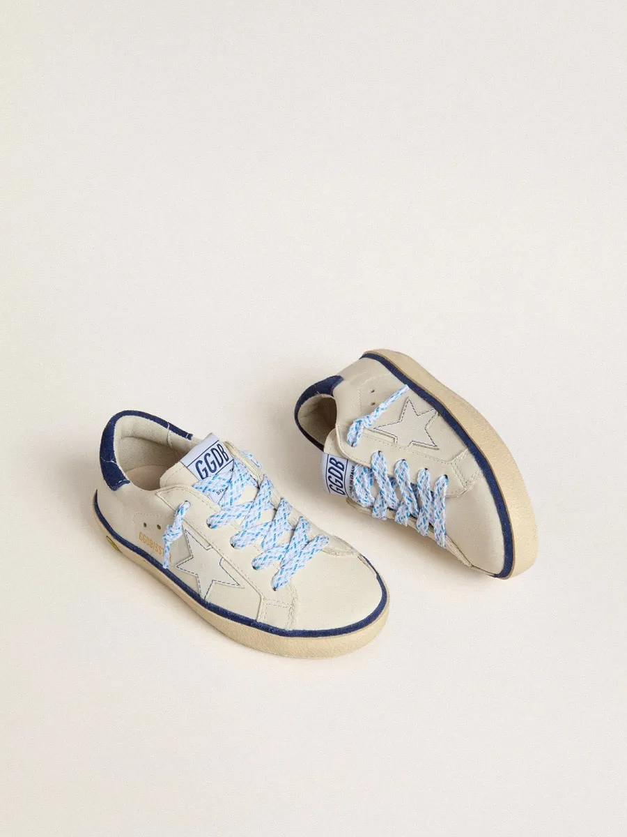 Super-Star Young in pelle bianca e talloncino in suede blu