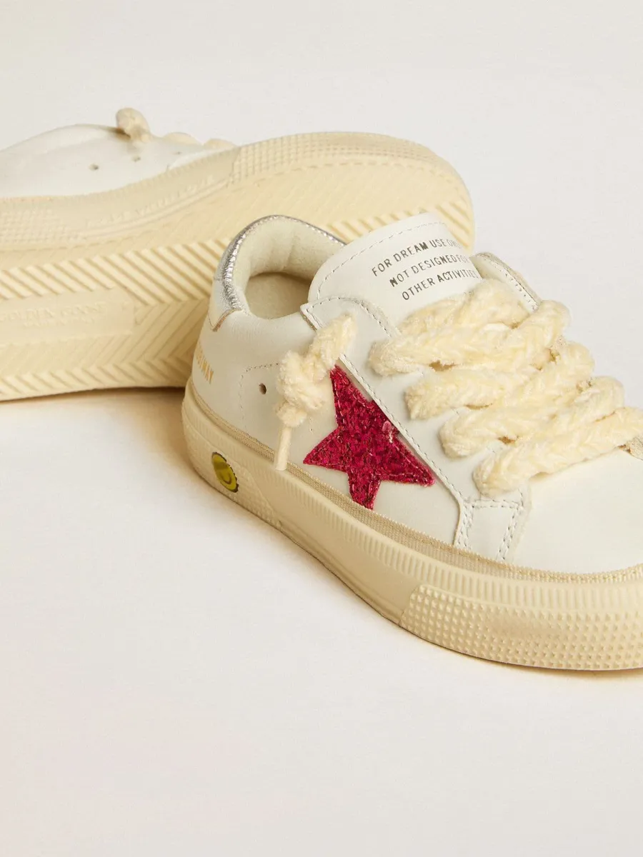 May Young con stella in glitter fucsia e talloncino in pelle laminata