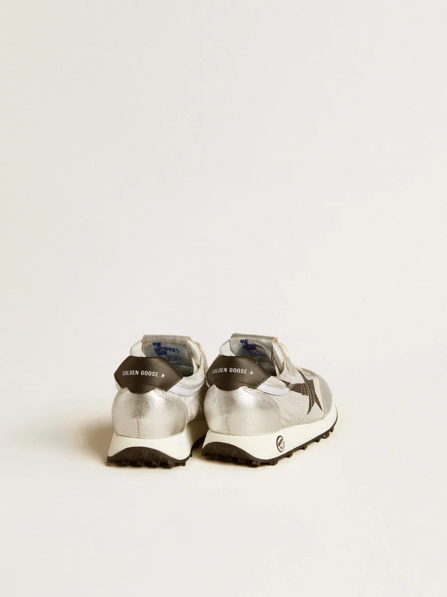 Marathon Young in nylon argento con stella nera e talloncino in pelle