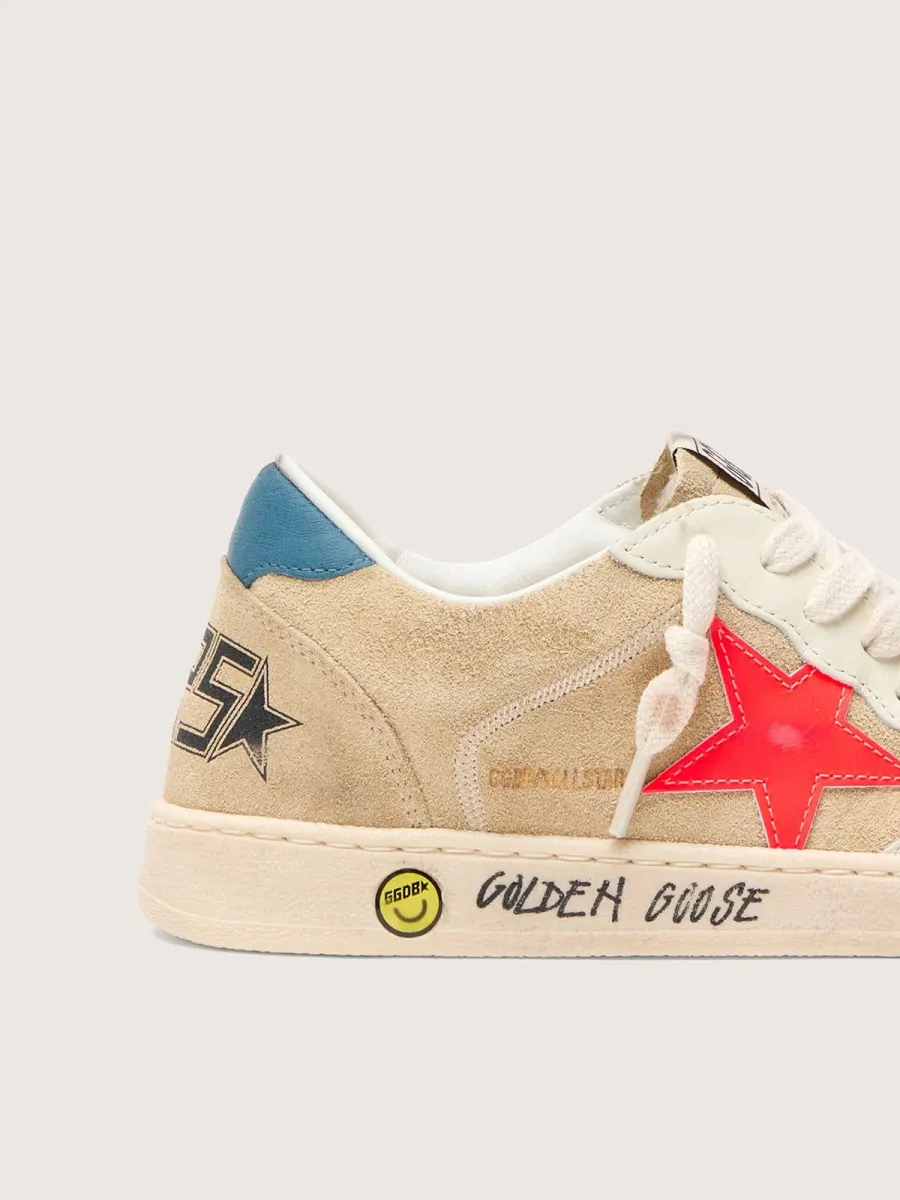 Ball Star Young in suede beige con stella rossa e talloncino azzurro