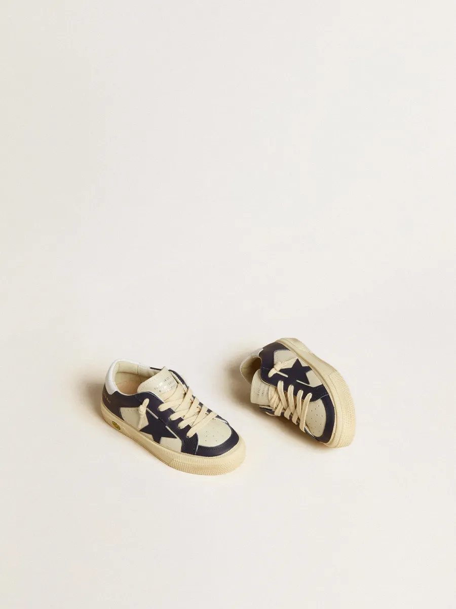 May Young in pelle bianca e blu con stella e talloncino in pelle