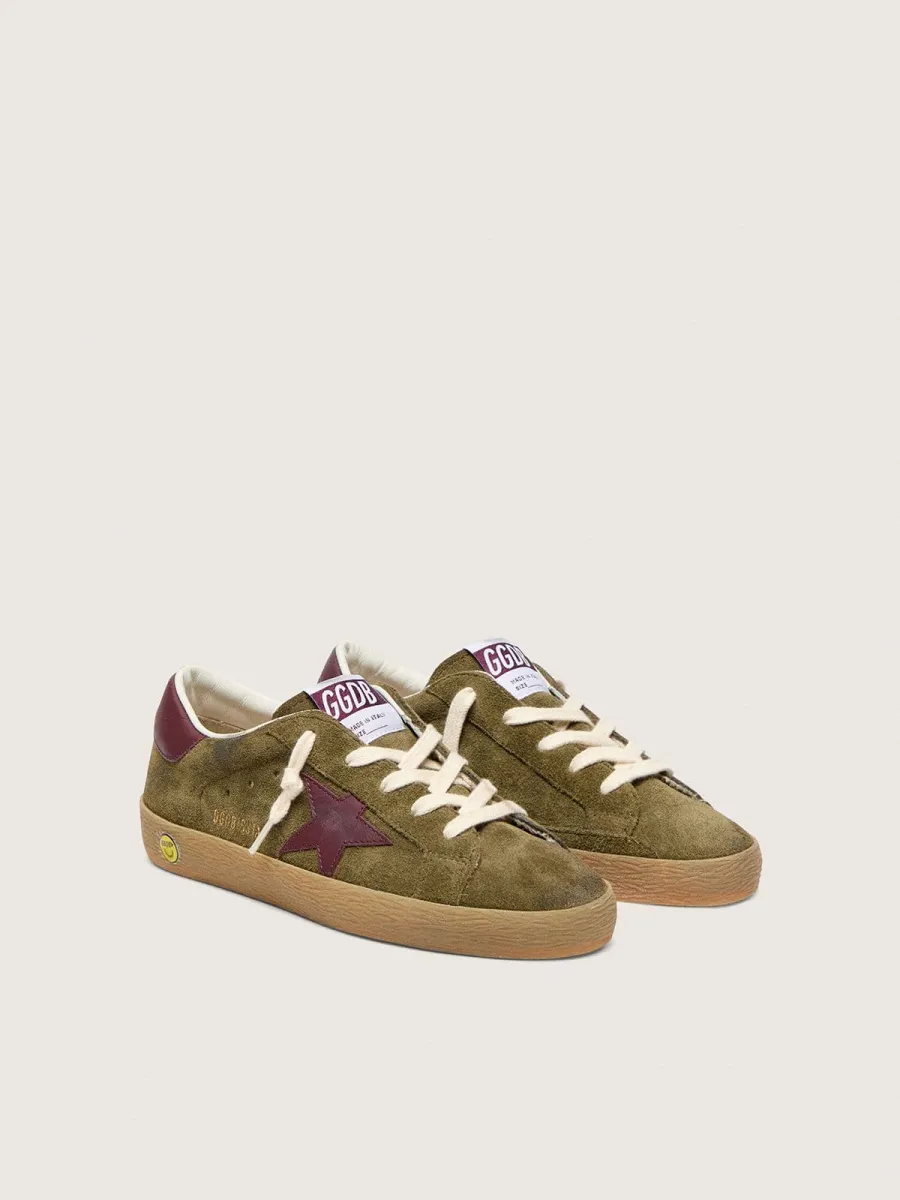 Super-Star Young in suede verde militare con stella e talloncino in pelle color bordeaux