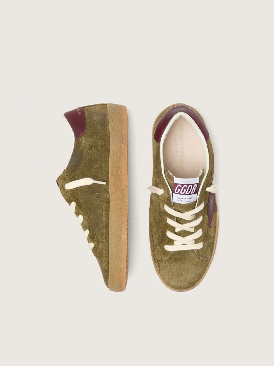 Super-Star Young in suede verde militare con stella e talloncino in pelle color bordeaux