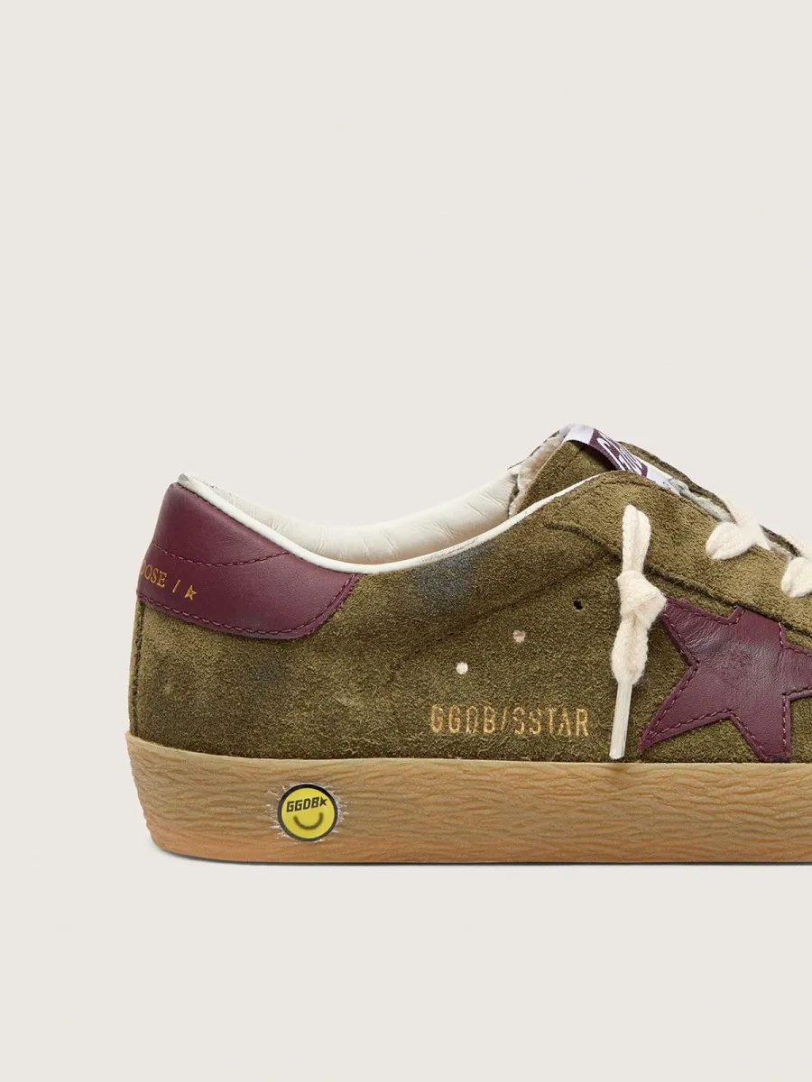 Super-Star Young in suede verde militare con stella e talloncino in pelle color bordeaux