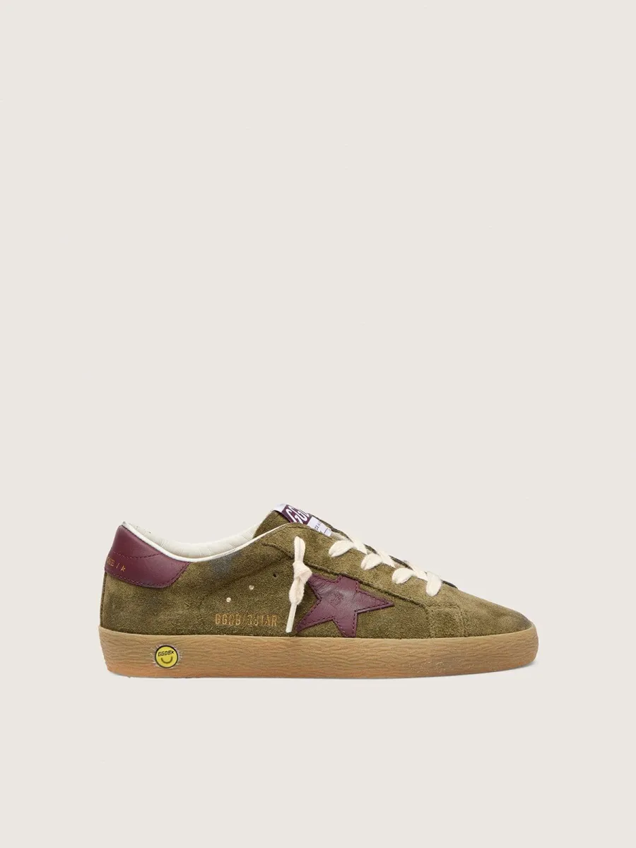 Super-Star Young in suede verde militare con stella e talloncino in pelle color bordeaux
