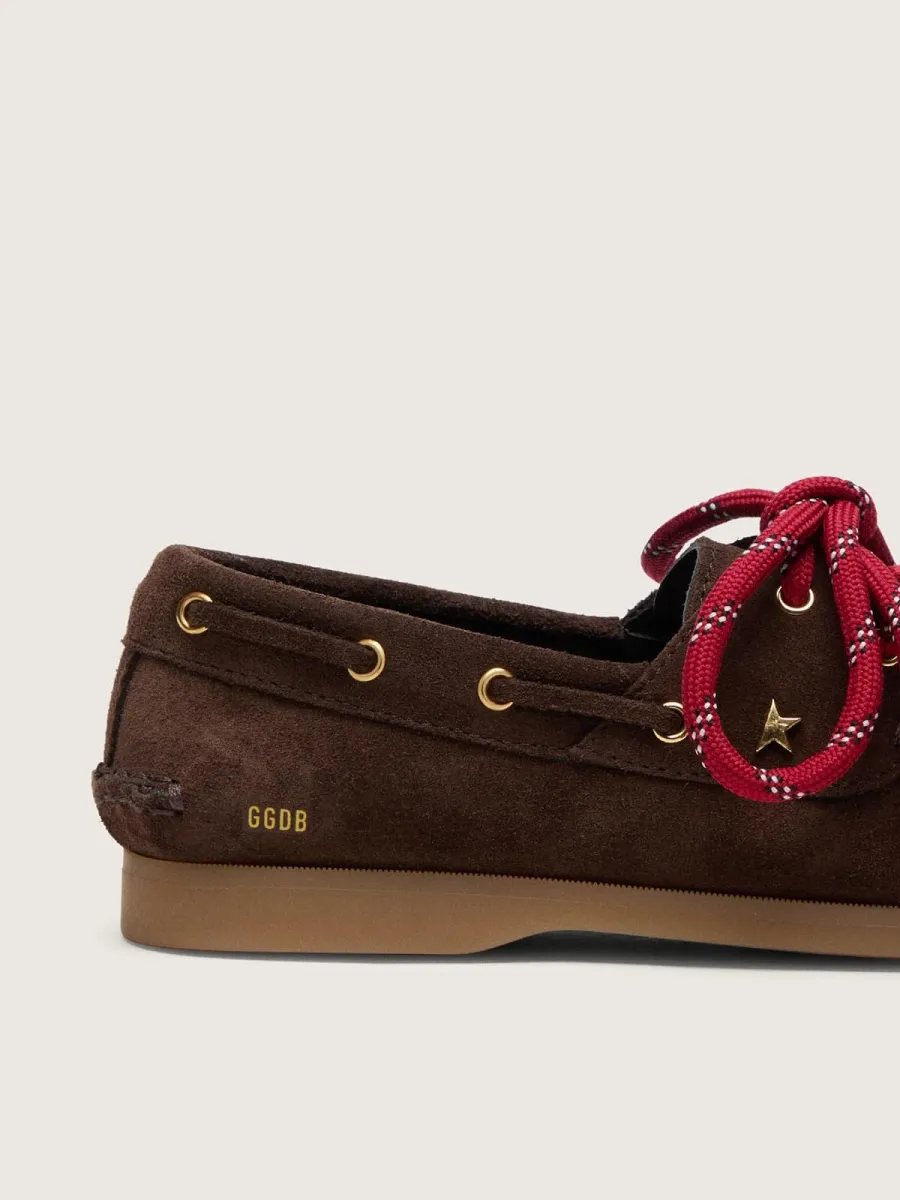 Mocassino Cruise young in suede marrone con frange in suede ton sur ton e lacci rossi